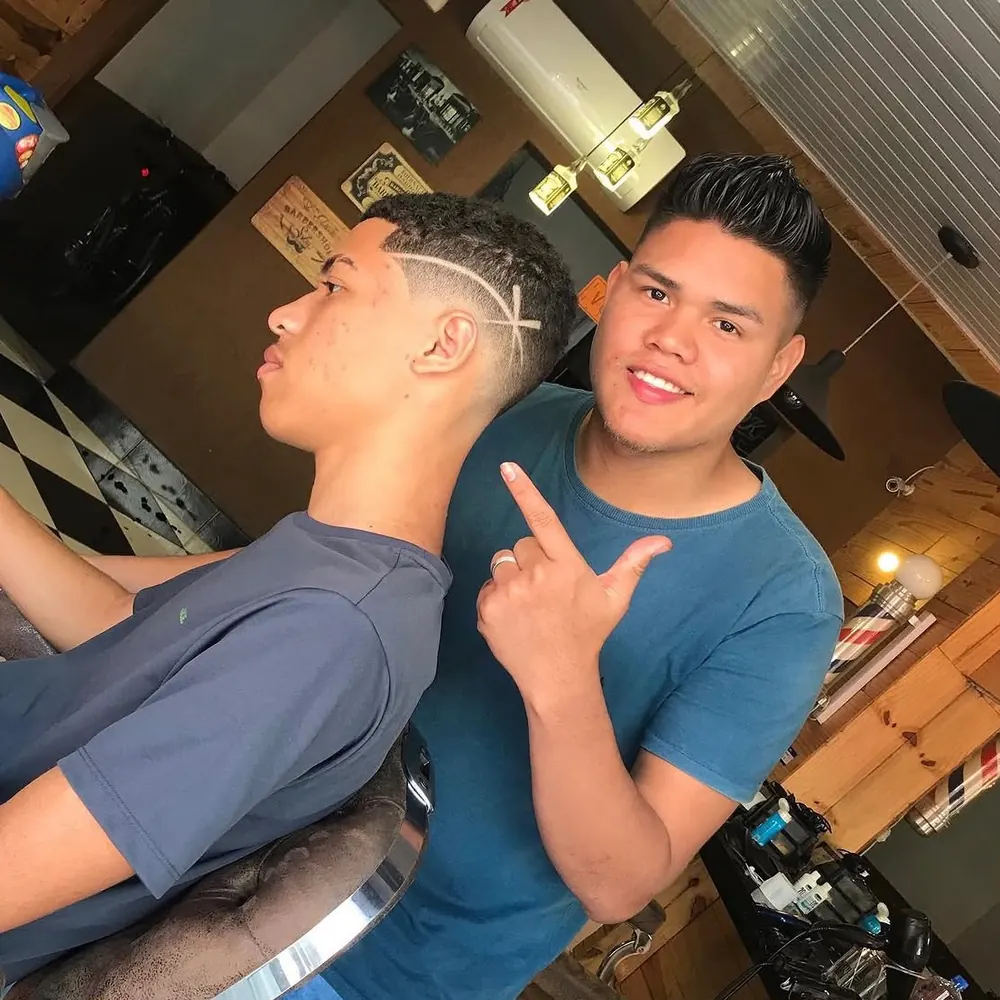 China, de boné, apresentando um corte