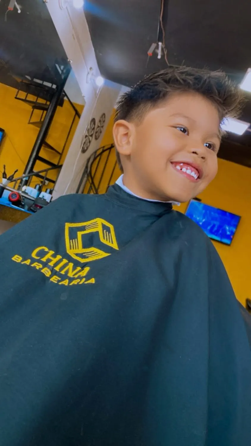 Corte infantil na China Barbearia